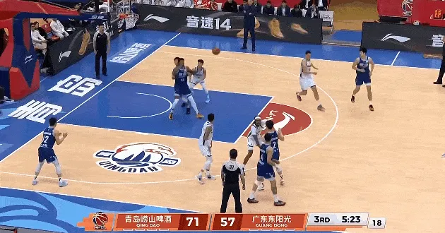 开云体育下载公司-米奇轻松转身打进砍下32分11篮板，青岛领先广东至16分